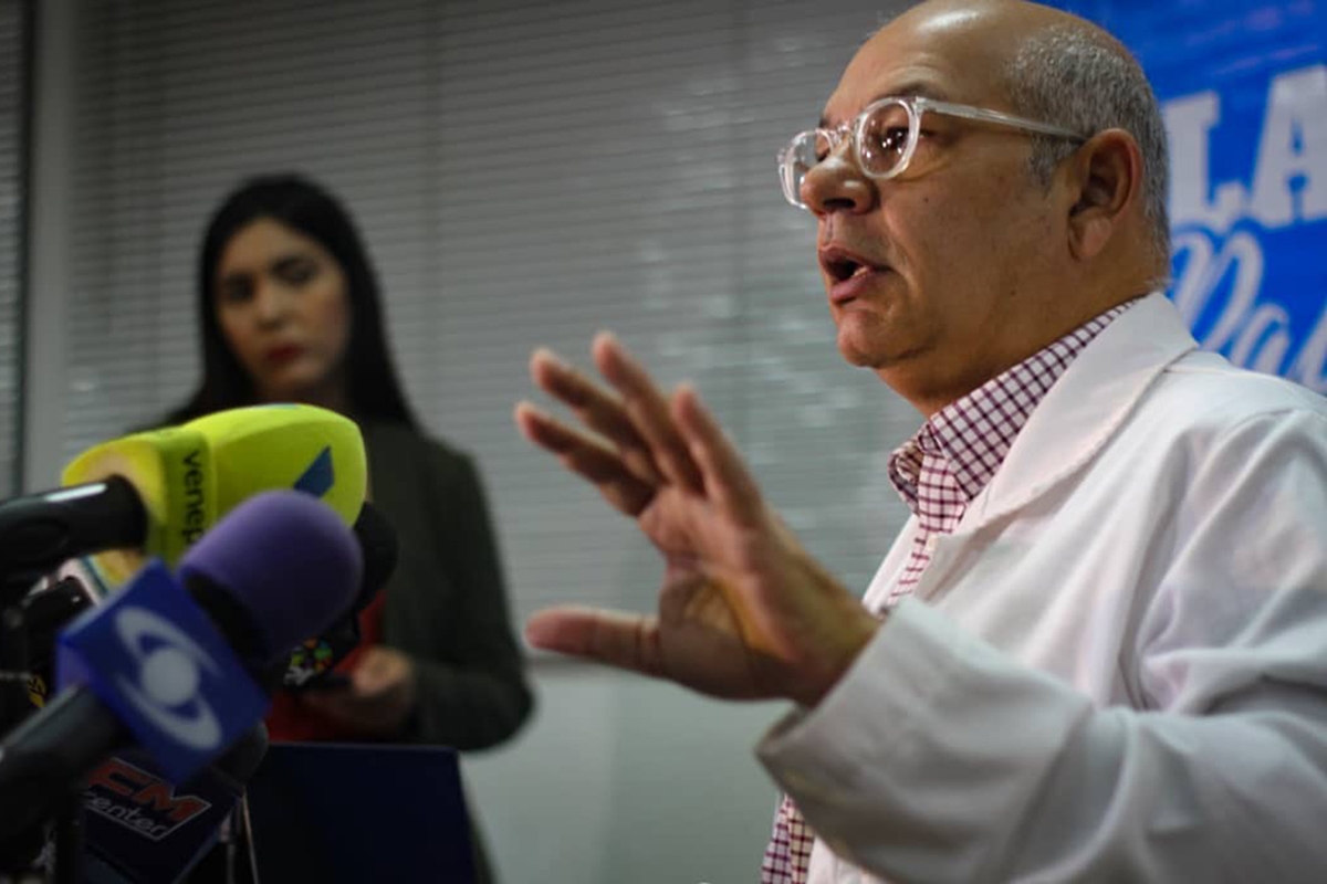 Personal de salud administra vacunas a niños en un centro de vacunación en Venezuela, destacando la importancia de la inmunización.