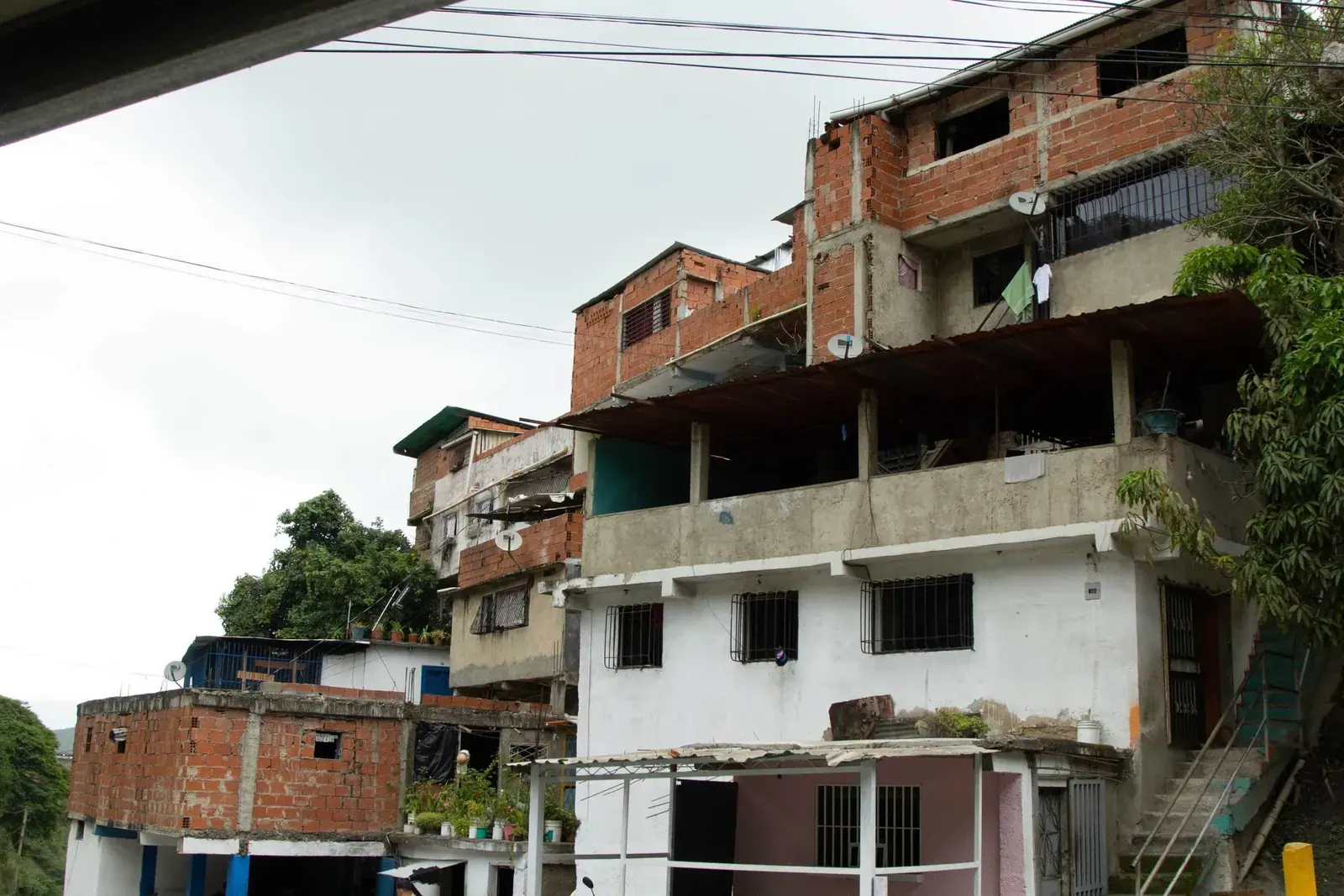 Red de drenaje pluvial deteriorada en una calle de Caracas, Venezuela