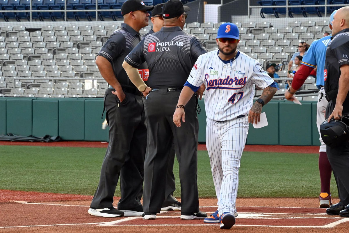 Edgardo Rivera, nuevo coach de control de calidad de los Navegantes del Magallanes, durante una conferencia de prensa.
