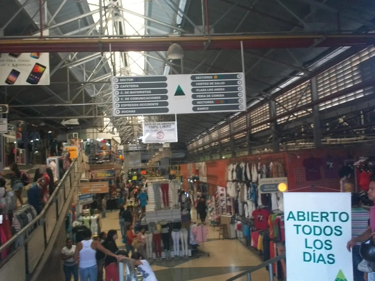 Funcionarios de Sumar realizan fiscalización en locales comerciales del Mercado Municipal del Sur en El Cementerio, Caracas.