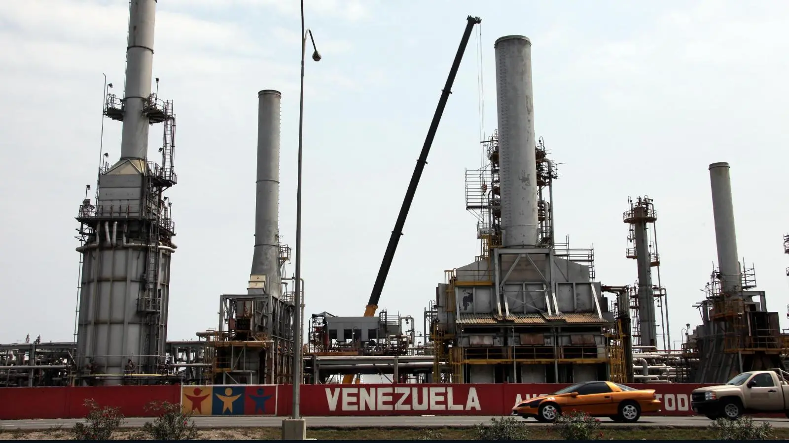 Representantes de empresas internacionales en una reunión discutiendo estrategias de inversión.