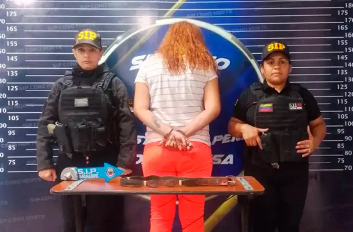 Mujer detenida por funcionarios policiales en el estado Portuguesa, Venezuela.