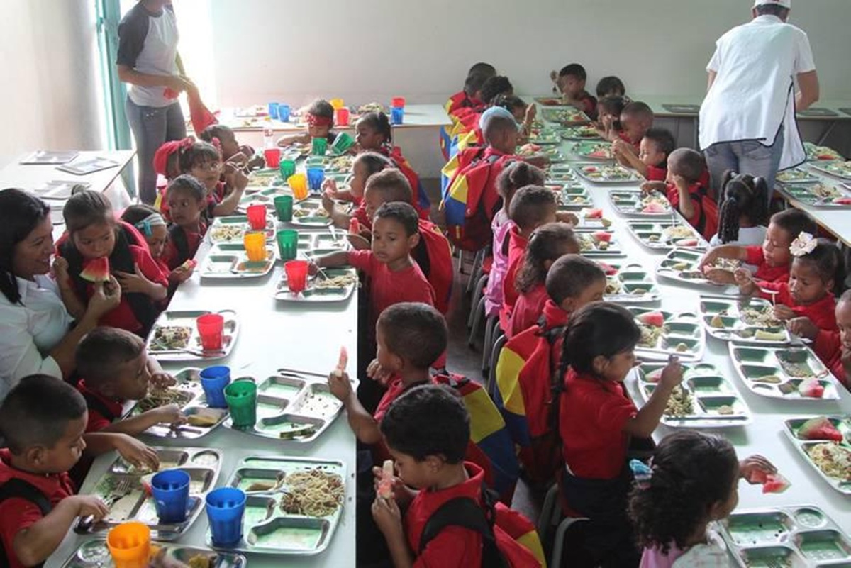Niños venezolanos en un aula escolar, simbolizando la educación y la alimentación