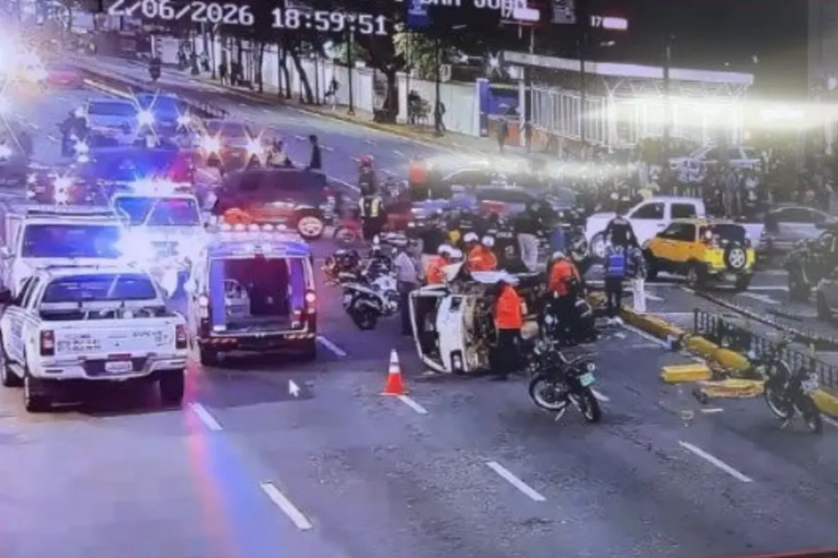 Vehículos involucrados en un accidente de tránsito en la Avenida Francisco Miranda, cerca de la Plaza Altamira, en Chacao.