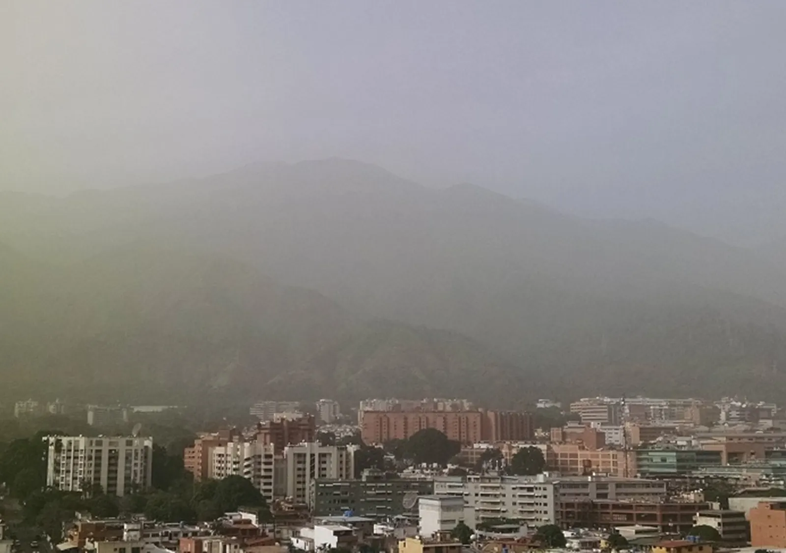 Nubes de polvo del Sahara flotando sobre un paisaje venezolano.