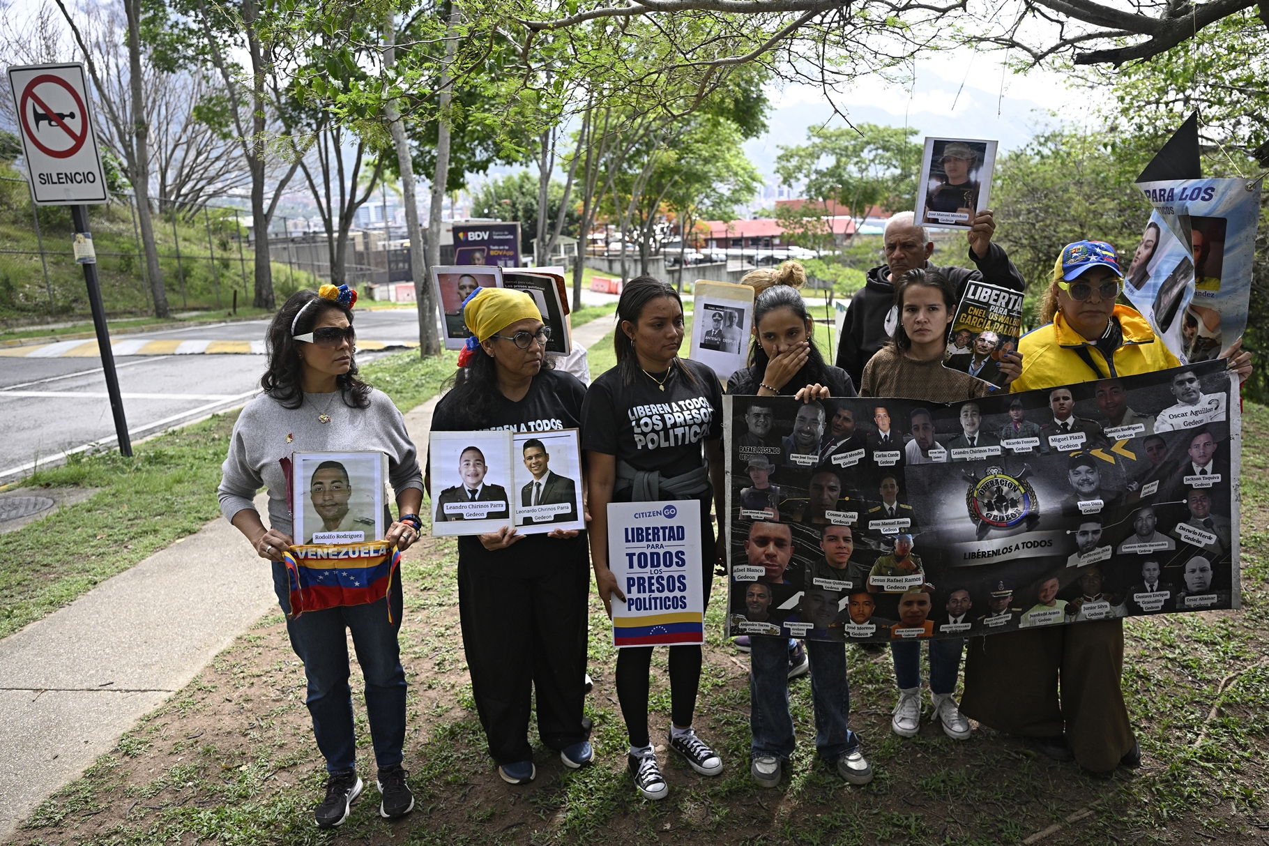 Familiares de detenidos por el caso Pdvsa-Obrero manifiestan frente a la Embajada de Estados Unidos en Caracas.