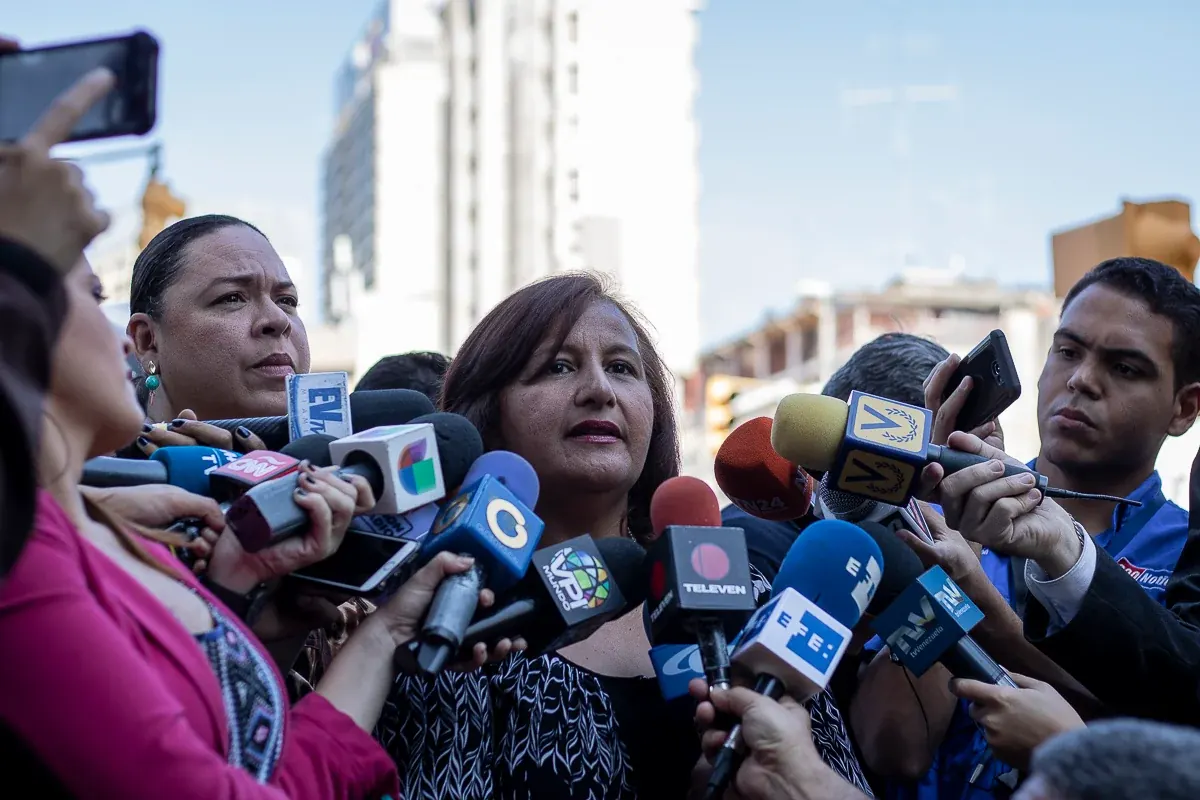 Dinorah Figuera durante su llegada al Aeropuerto Internacional de Maiquetía en Venezuela.
