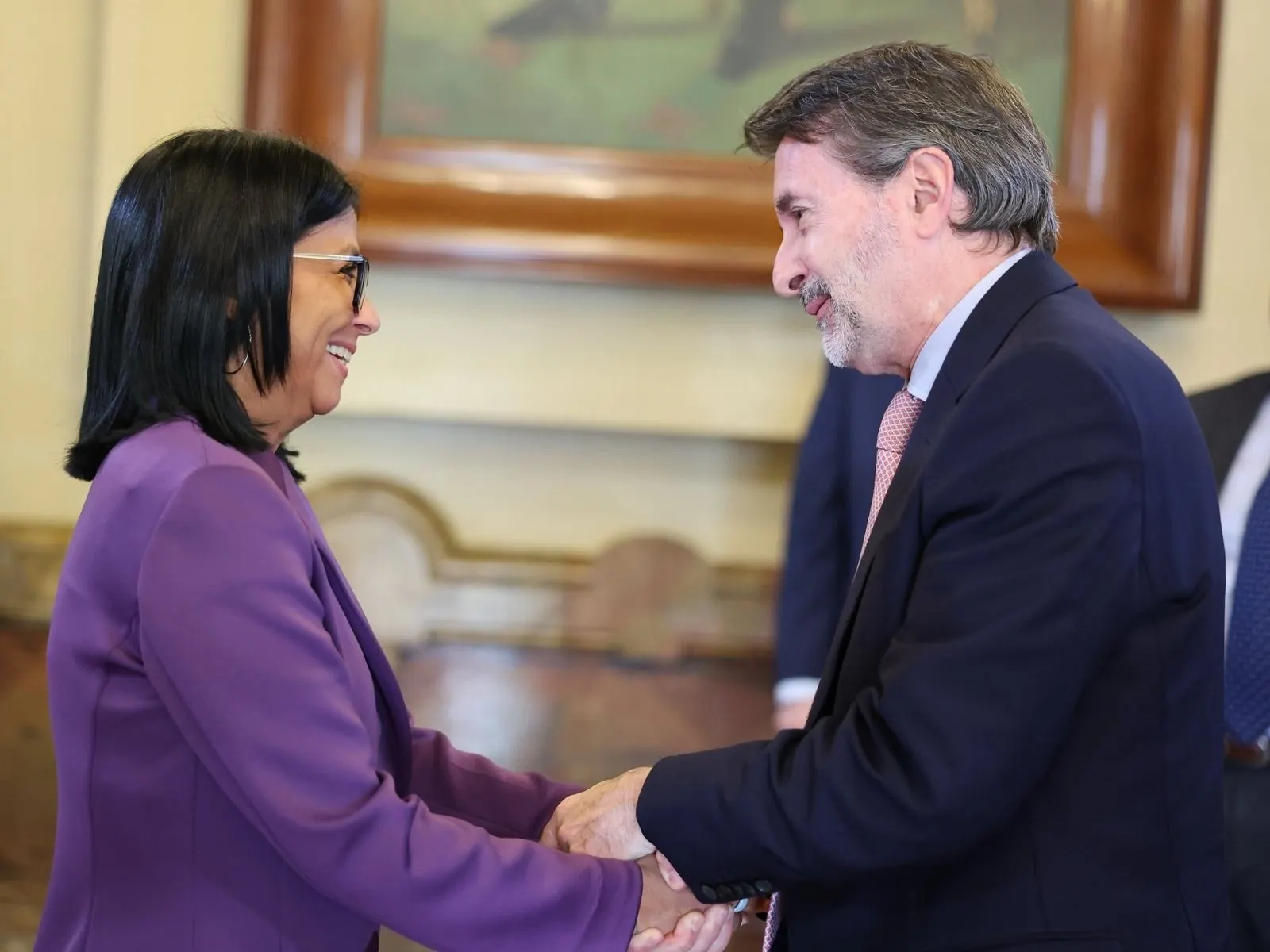 Representantes de Repsol y autoridades venezolanas posan tras la firma de un memorando de entendimiento en el Palacio de Miraflores.