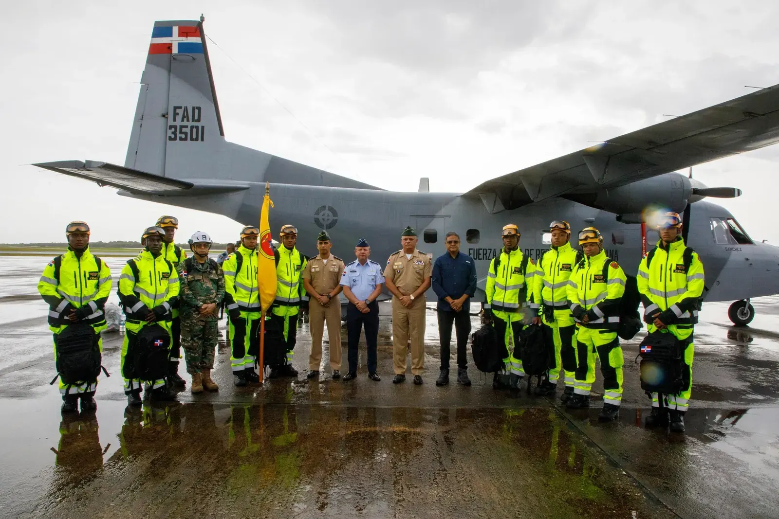 Miembros de un equipo de búsqueda y rescate de República Dominicana desembarcando en Venezuela.