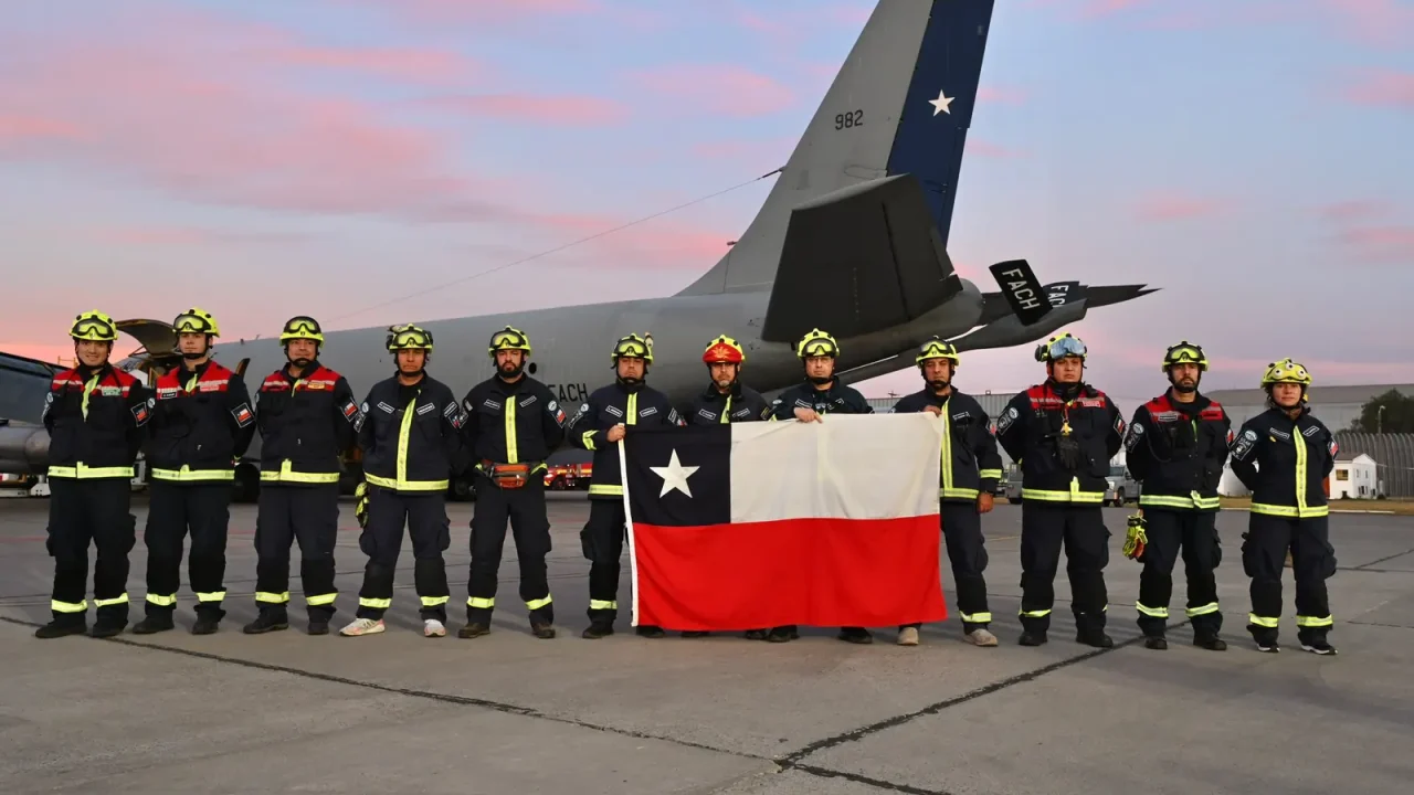 La Fuerza Aérea de Chile (FACH) ha desplegado un vuelo humanitario hacia Venezuela, transportando un equipo especializado de 30 rescatistas