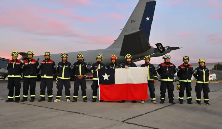 La Fuerza Aérea de Chile (FACH) ha desplegado un vuelo humanitario hacia Venezuela, transportando un equipo especializado de 30 rescatistas