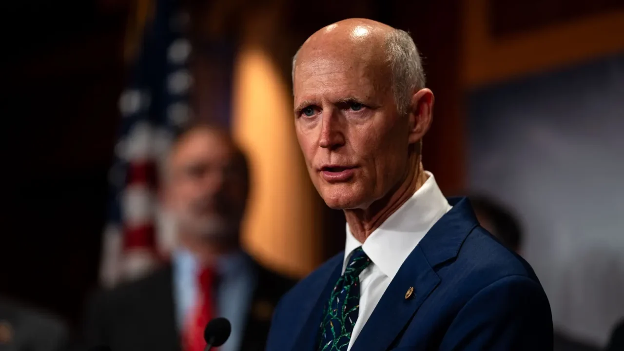 El senador republicano Rick Scott ha intensificado su postura respecto a la situación política en Venezuela, exigiendo que se fije una fecha