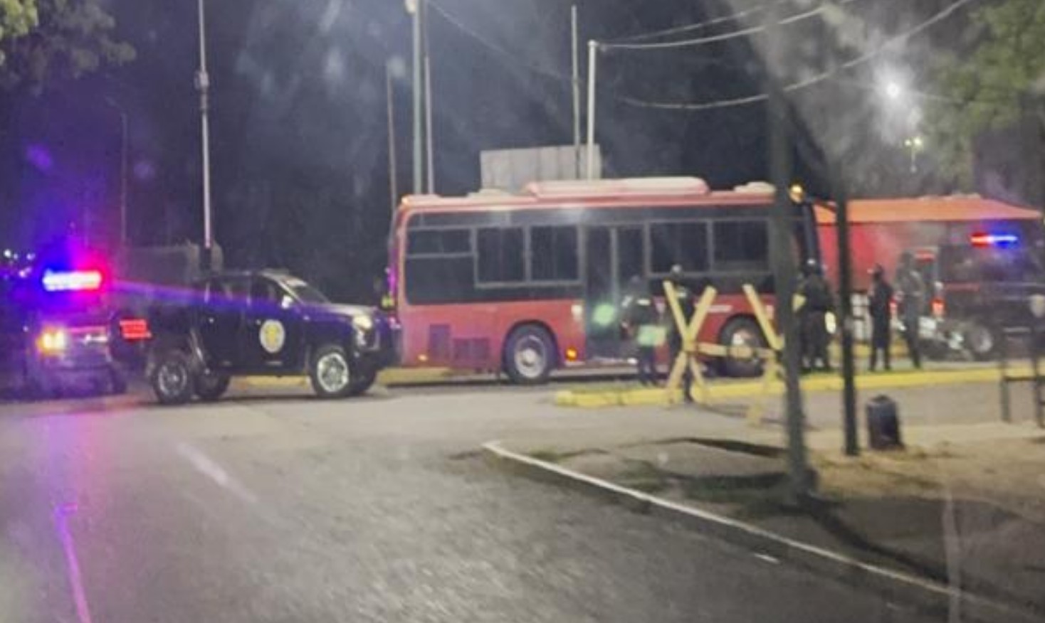 Reclusos siendo trasladados en un vehículo oficial