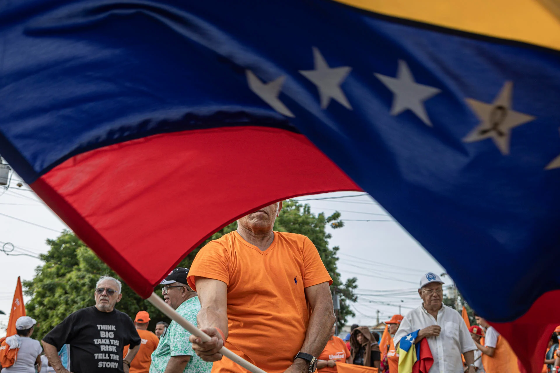 Fotografía de los políticos venezolanos José Guerra, Yon Goicoechea y José Luis Pirela en un contexto venezolano.