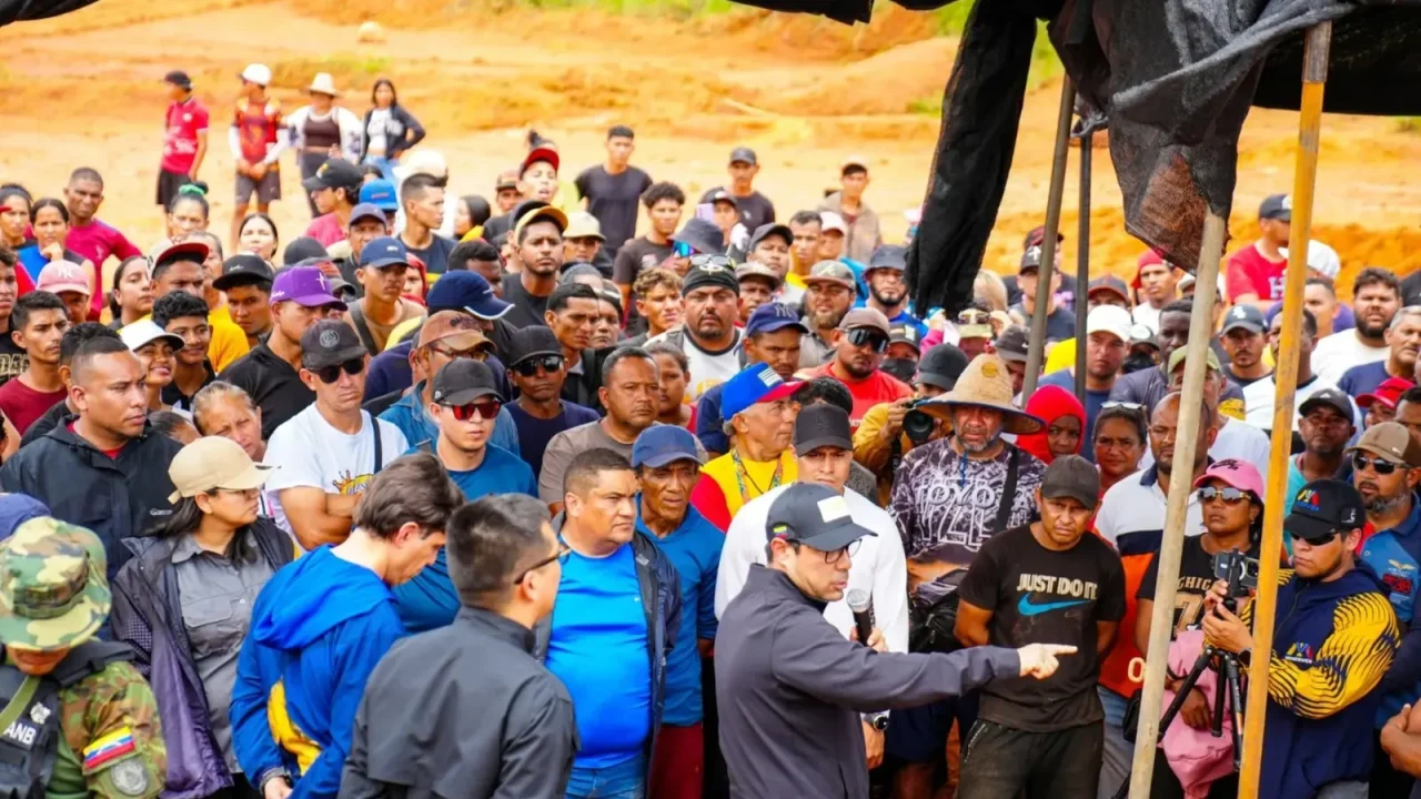 El ministro de Desarrollo Minero de Venezuela, Héctor Silva, realizó una visita a Las Claritas, una localidad clave en el corazón del sector
