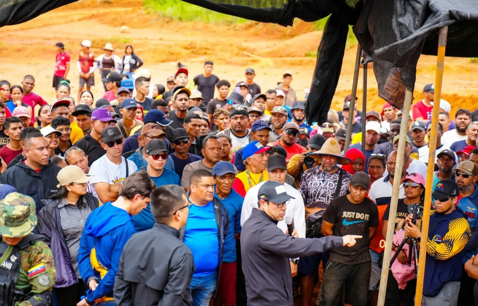 Ministro Héctor Silva conversando con trabajadores mineros en Las Claritas, estado Bolívar.