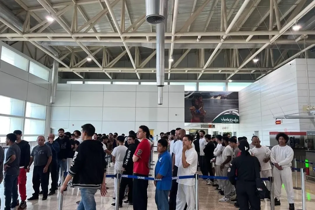 Un grupo de 120 ciudadanos venezolanos retornó este viernes a su país de origen a bordo de un vuelo de repatriación procedente de la ciudad
