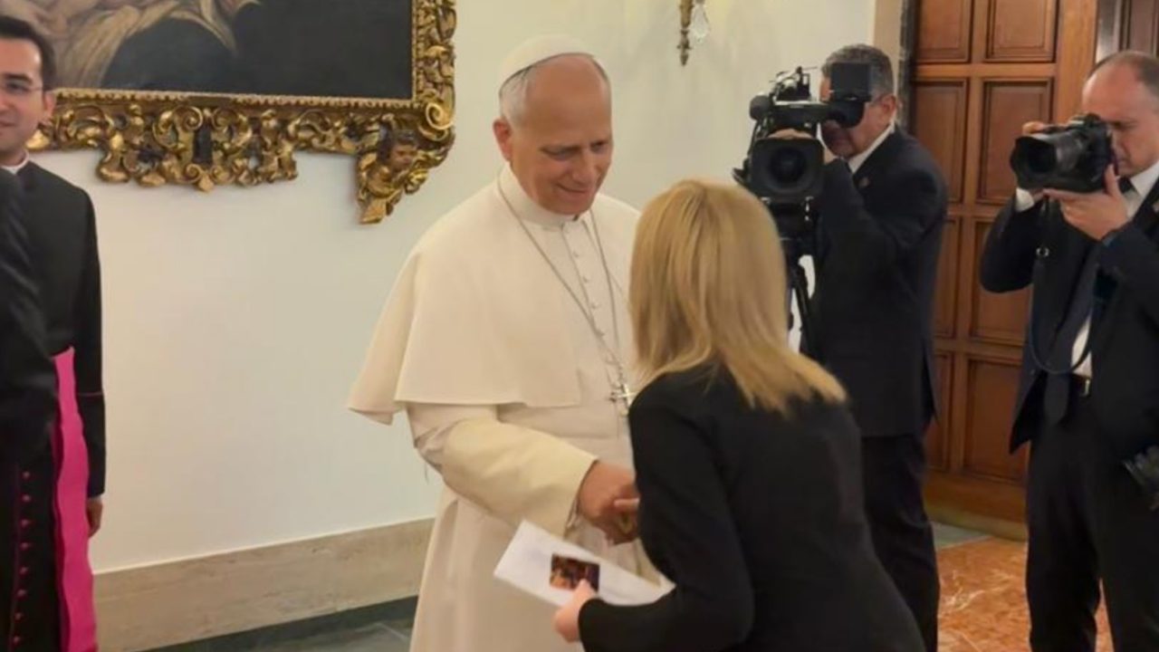 Activista venezolana exiliada Xiomara Sierra recibe bendición papal en Madrid
