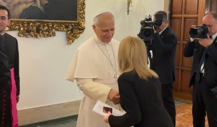Activista venezolana exiliada Xiomara Sierra recibe bendición papal en Madrid