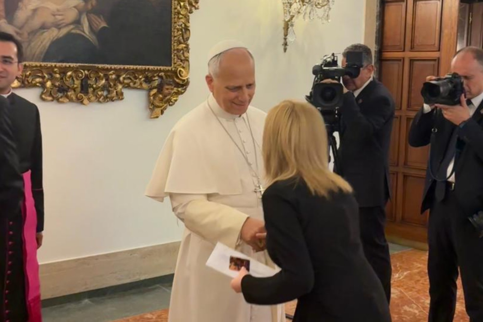 Xiomara Sierra, activista venezolana exiliada, durante su encuentro con el papa León XIV en Madrid.