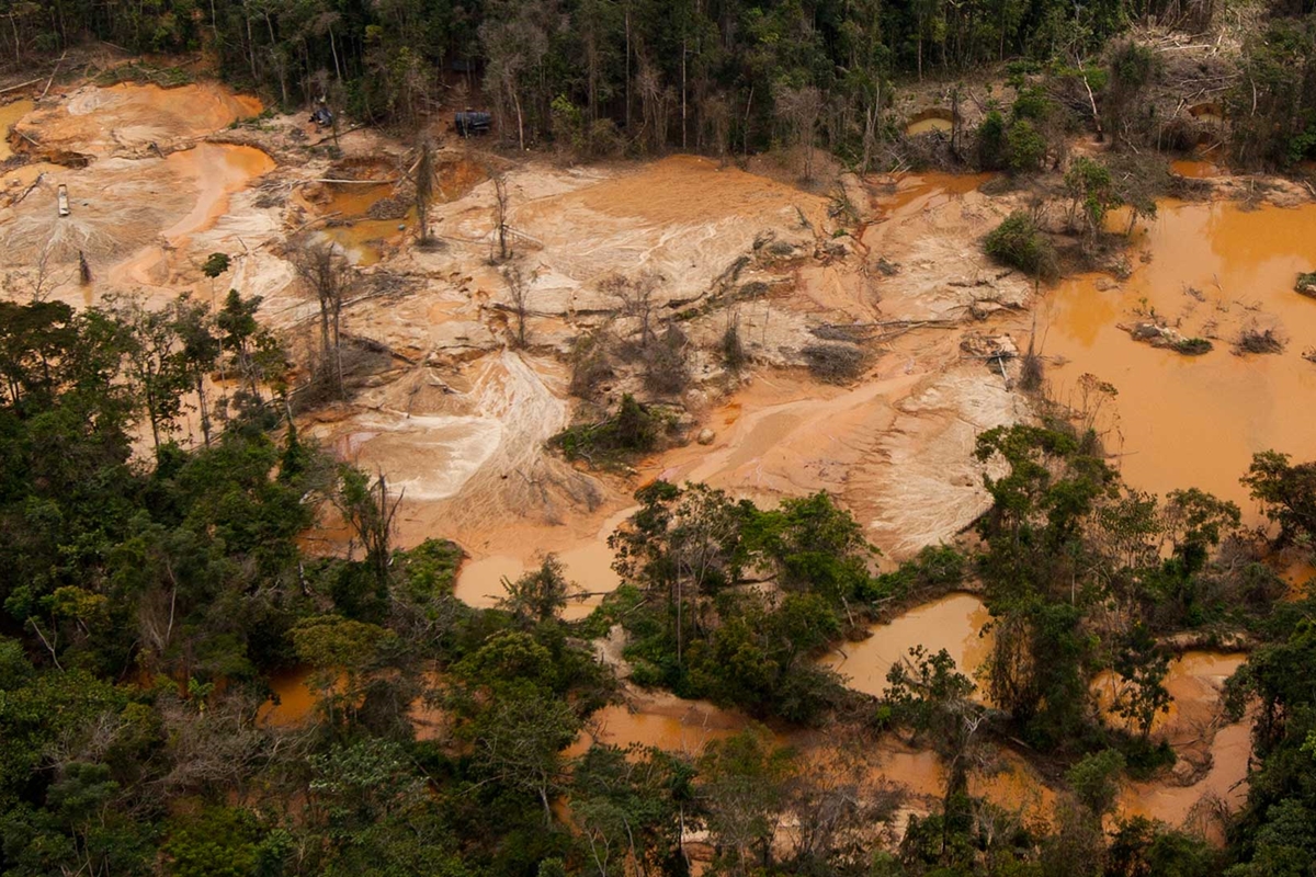 Helicóptero artillado de la Fuerza Armada Nacional Bolivariana (FANB) en operaciones sobre una zona de minería en el estado Bolívar, Venezuela.