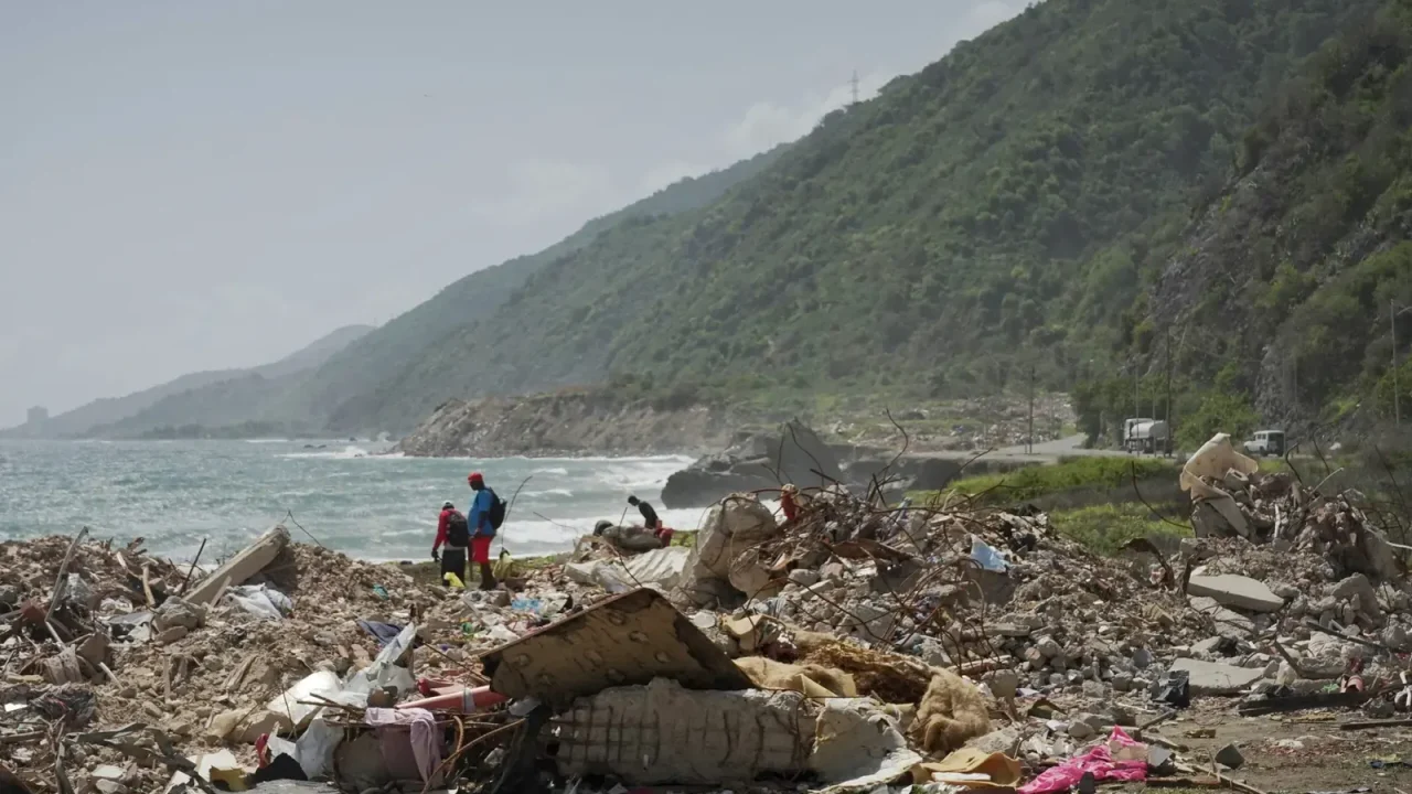 Escombros tras sismo en La Guaira: entre la orilla del mar y el plan de disposición temporal