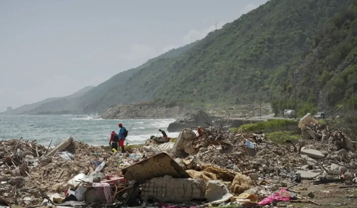 Escombros tras sismo en La Guaira: entre la orilla del mar y el plan de disposición temporal