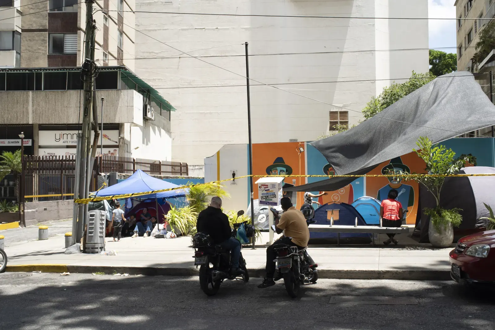 Damnificados venezolanos pernoctan en carpas improvisadas en la Plaza Los Palos Grandes, Caracas, tras resultar sus edificios inhabitables por los recientes sismos.
