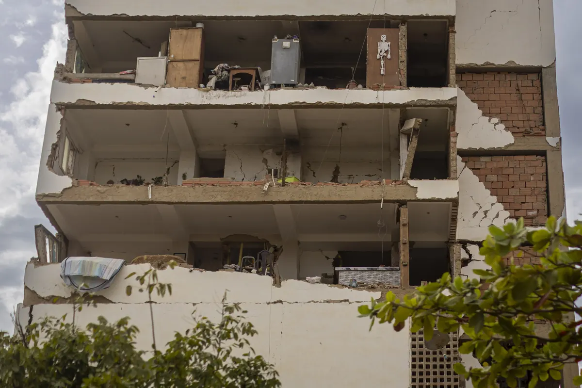 Vista de edificaciones destruidas en el estado La Guaira después de los terremotos del 24 de junio de 2026