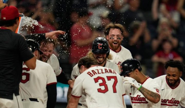 El infielder venezolano Brayan Rocchio se convirtió en el héroe de los Guardianes de Cleveland al conectar un cuadrangular de oro en la nove