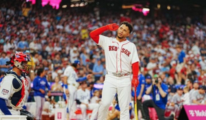 Bob Abreu entrega el trofeo del Home Run Derby 2026 en Filadelfia