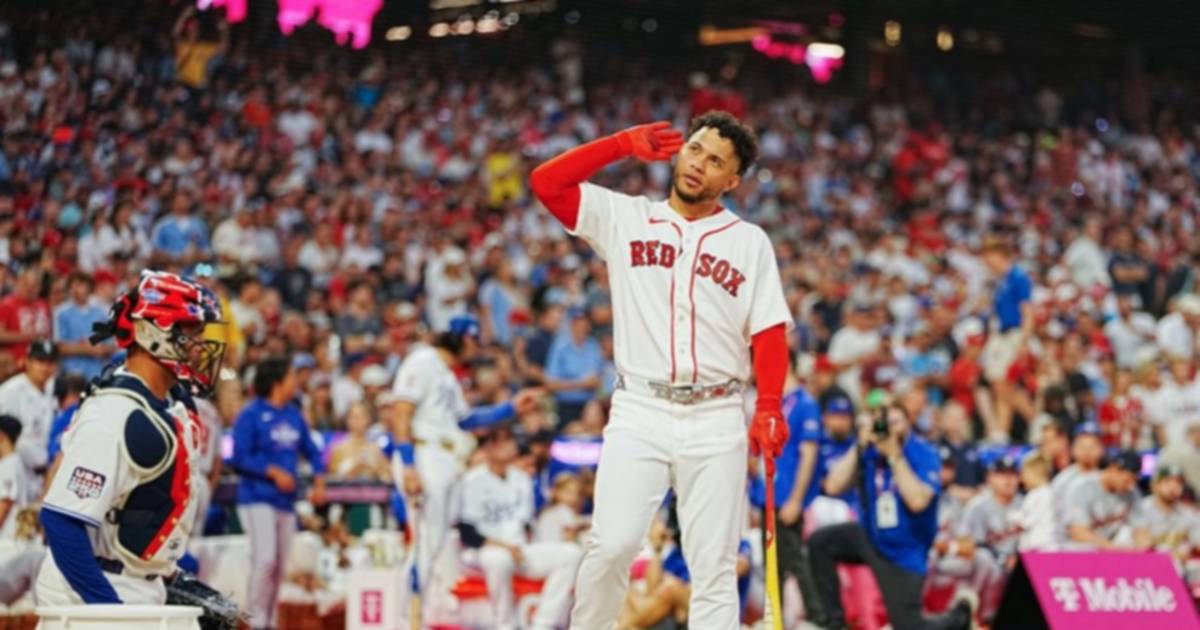 Bob Abreu entrega el trofeo del Home Run Derby 2026 en Filadelfia