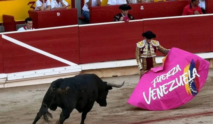 Torero venezolano Jesús Colombo rinde emotivo homenaje a víctimas de terremotos en San Fermín