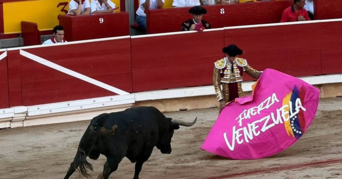 Torero venezolano Jesús Colombo rinde emotivo homenaje a víctimas de terremotos en San Fermín