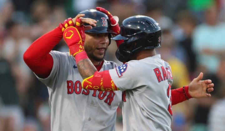 Dos venezolanos lideran el resurgir de los Medias Rojas de Boston en julio