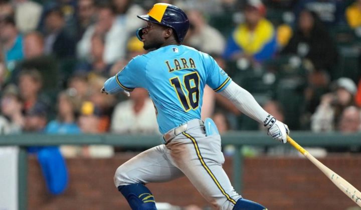 Luis Lara sigue encendido: el novato venezolano mantiene su ofensiva con los Cerveceros de Milwaukee