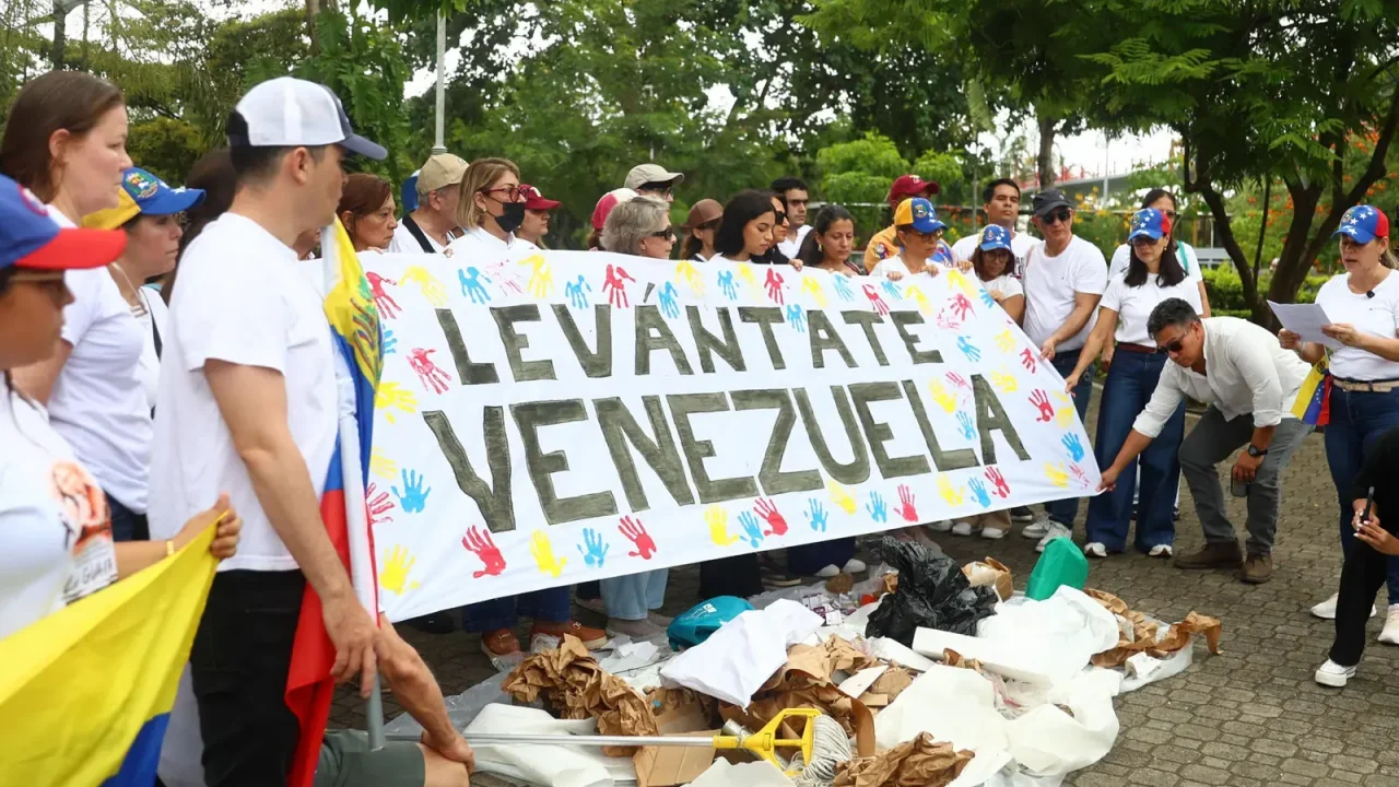 Venezolanos en Panamá rinden homenaje a las víctimas del doble terremoto del 24 de junio
