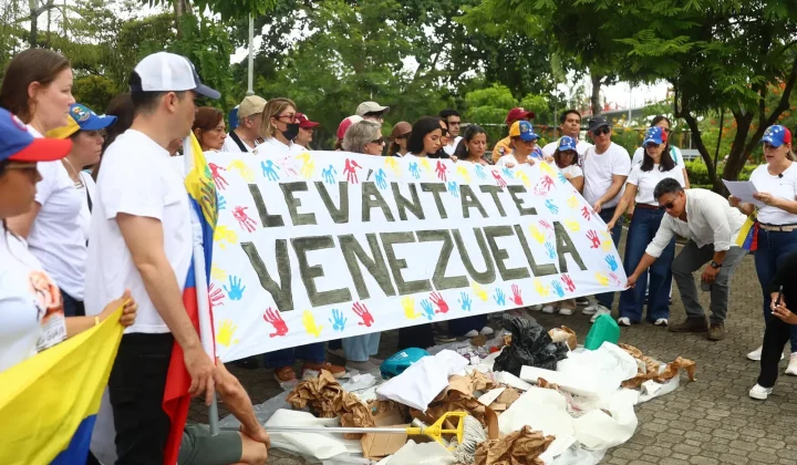 Venezolanos en Panamá rinden homenaje a las víctimas del doble terremoto del 24 de junio