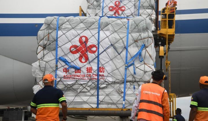 Primer cargamento de ayuda humanitaria china llega a Venezuela tras terremotos