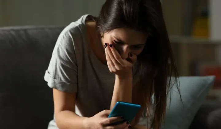 El «scroll interminable»: cómo la sobreexposición digital afecta la salud mental tras desastres