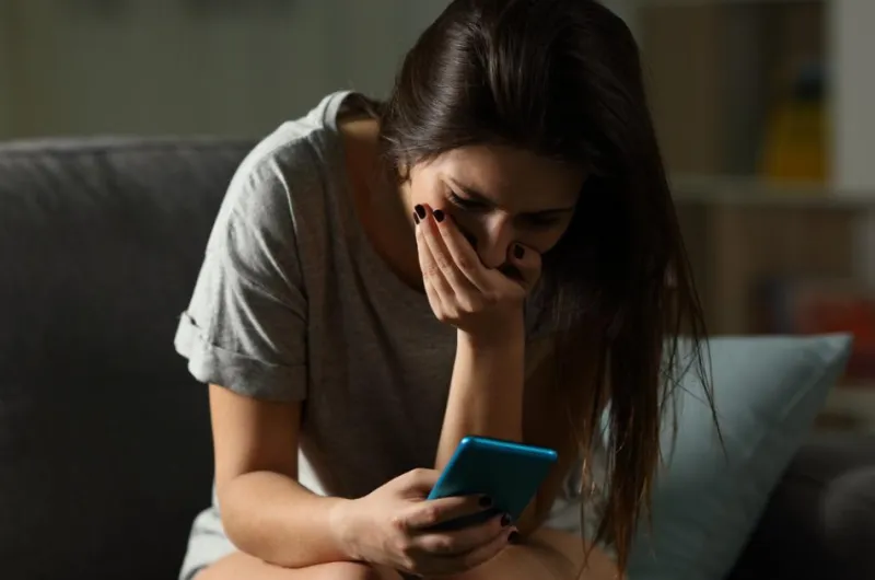 El «scroll interminable»: cómo la sobreexposición digital afecta la salud mental tras desastres