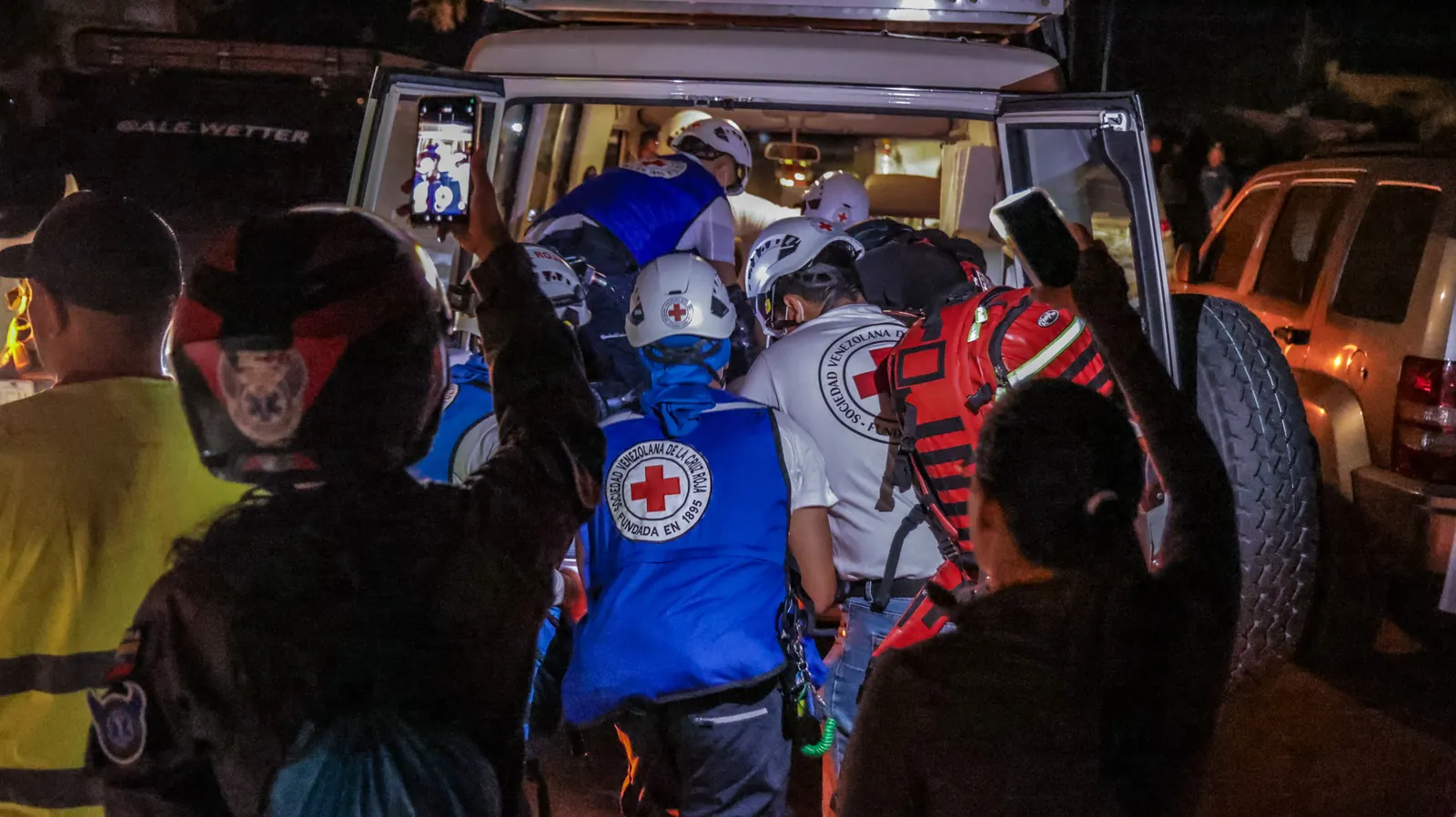 Voluntarios de la Cruz Roja Venezolana atienden a pacientes en el hospital de campaña de Macuto, estado Vargas, tras el doble terremoto de junio de 2026