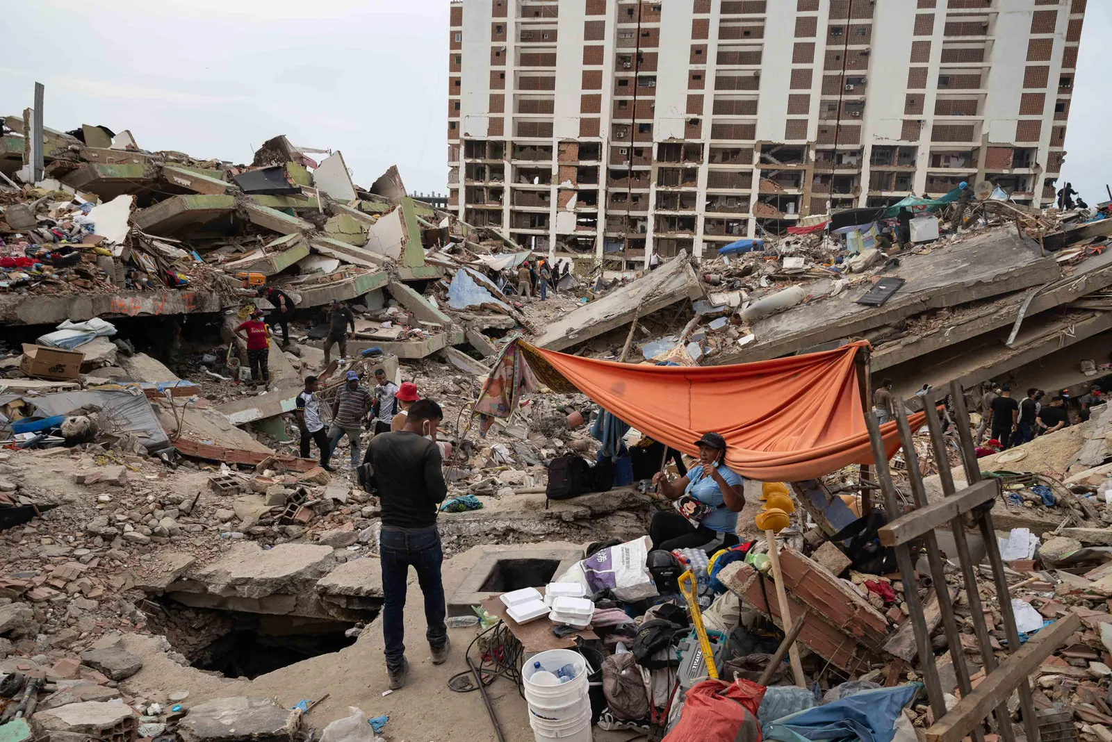 Equipos de rescate trabajando entre los escombros de un edificio colapsado en La Guaira, Venezuela, tras el terremoto.