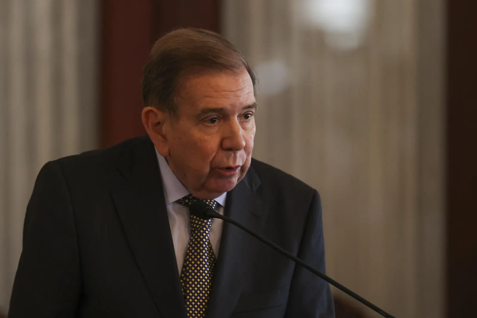 Edmundo González Urrutia, presidente electo de Venezuela, en una reunión para discutir la supervisión de la ayuda humanitaria.