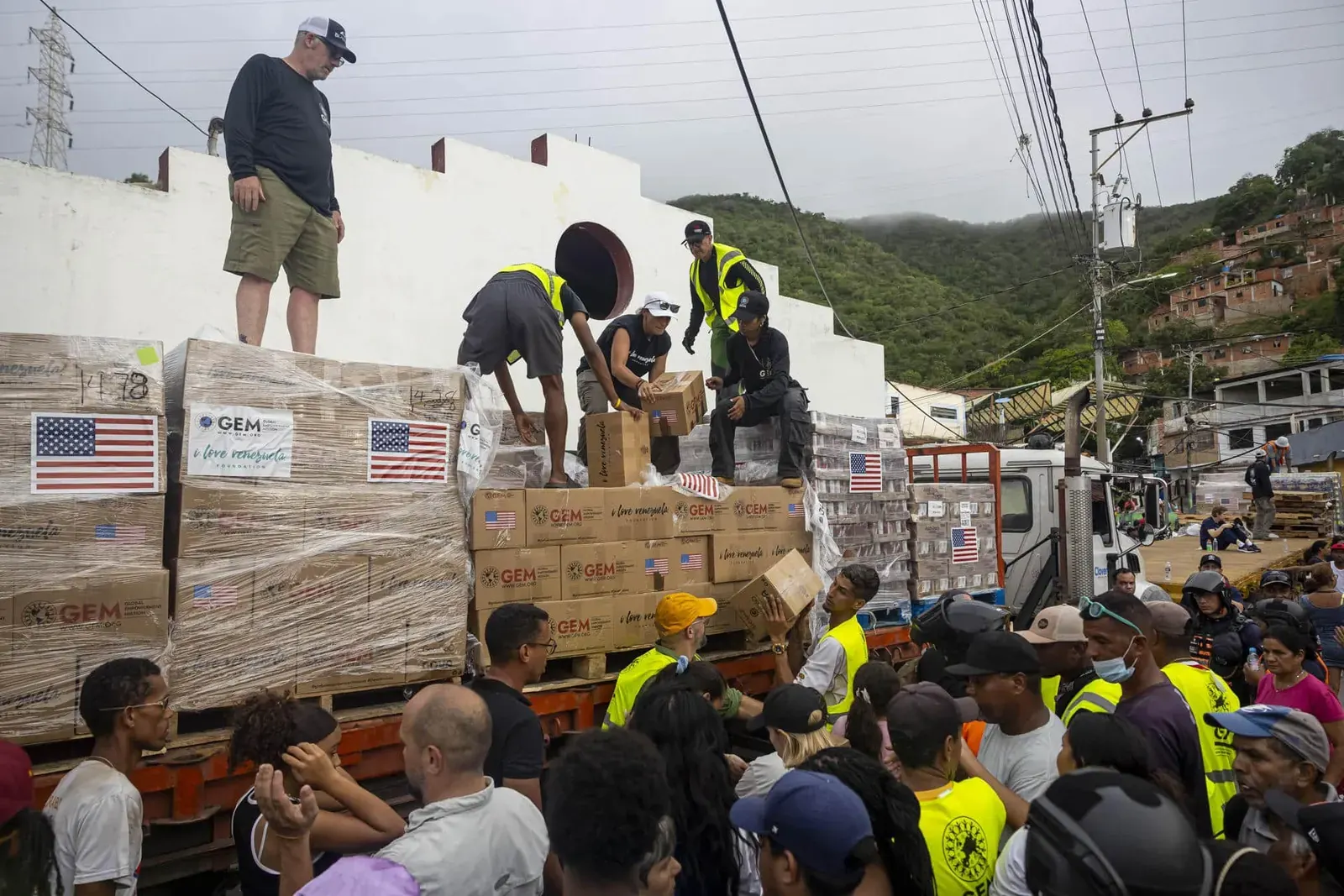 Voluntarios de la ONG Global Empowerment Mission entregan paquetes de alimentos a familias afectadas por terremotos en Venezuela.