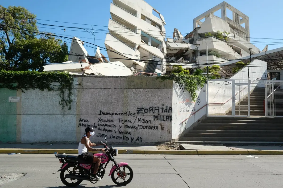 Equipos de rescate trabajando entre escombros en una zona afectada por terremoto en La Guaira, Venezuela.
