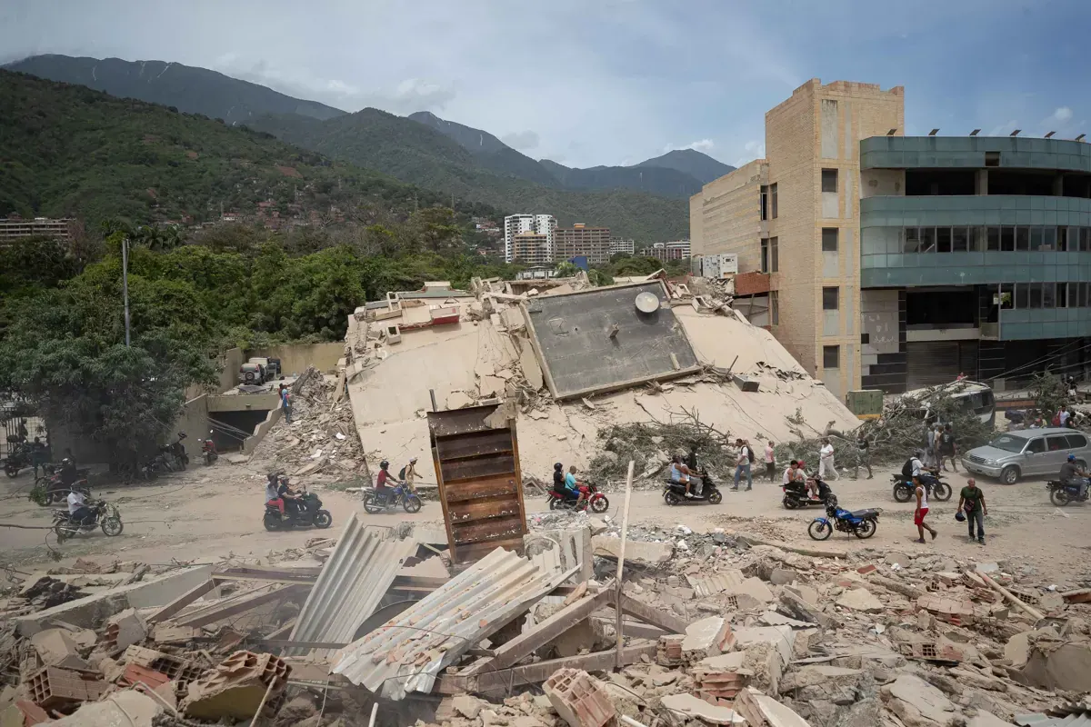 Imagen de equipos de rescate trabajando en zonas afectadas por terremotos en Venezuela.