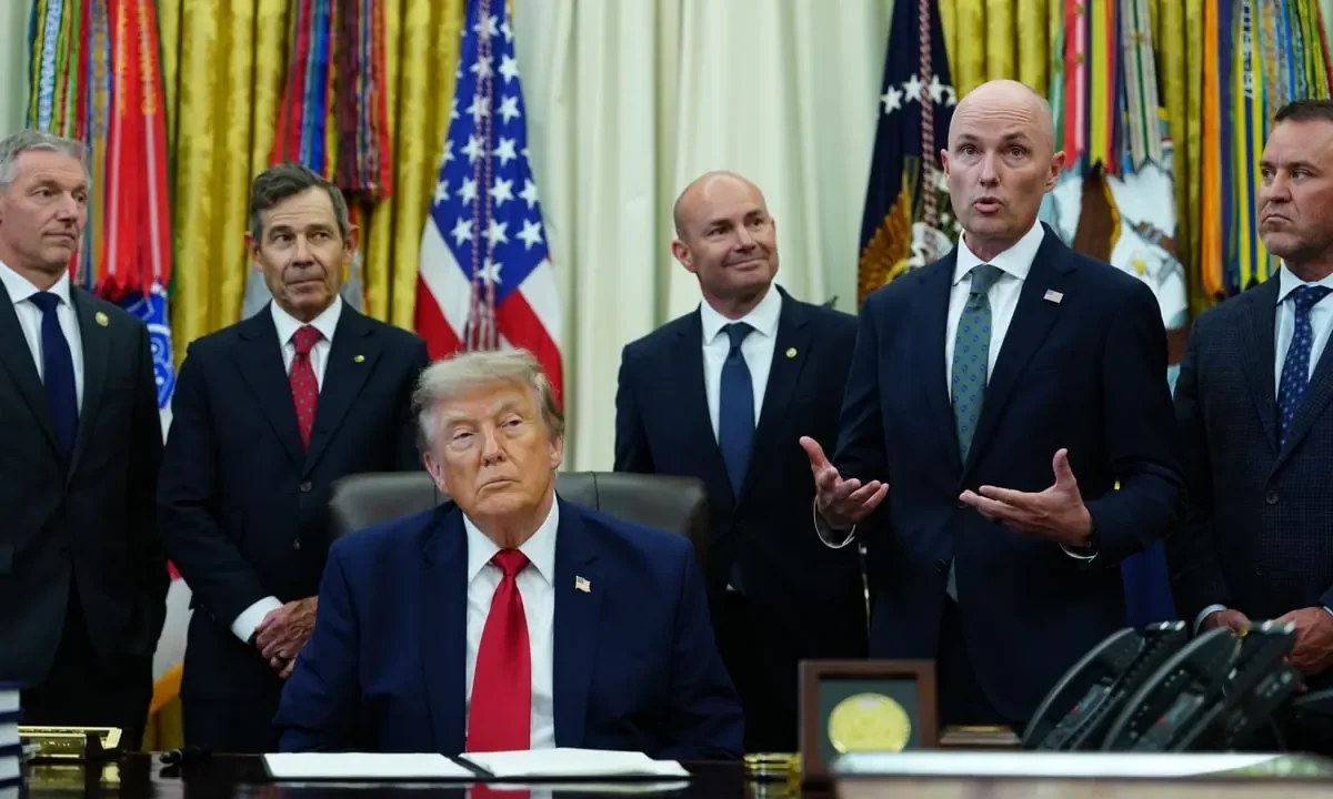 Trump afirma que EE. UU. controla el petróleo de Venezuela y exige reembolso por protección