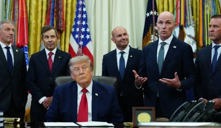 Trump afirma que EE. UU. controla el petróleo de Venezuela y exige reembolso por protección