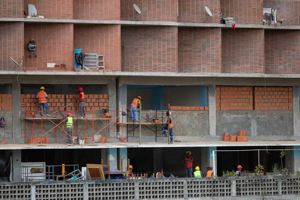 Voluntarios de la ONG TECHO trabajan en la construcción de módulos de vivienda de emergencia en Venezuela tras los terremotos de junio de 2026.